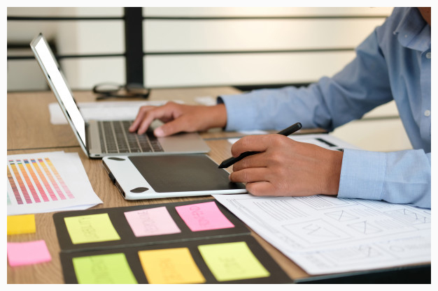 What are the qualities of a graphic designer