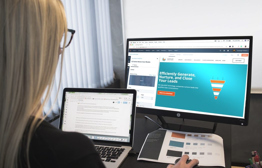 What is the difference between a graphic designer and a web designer?